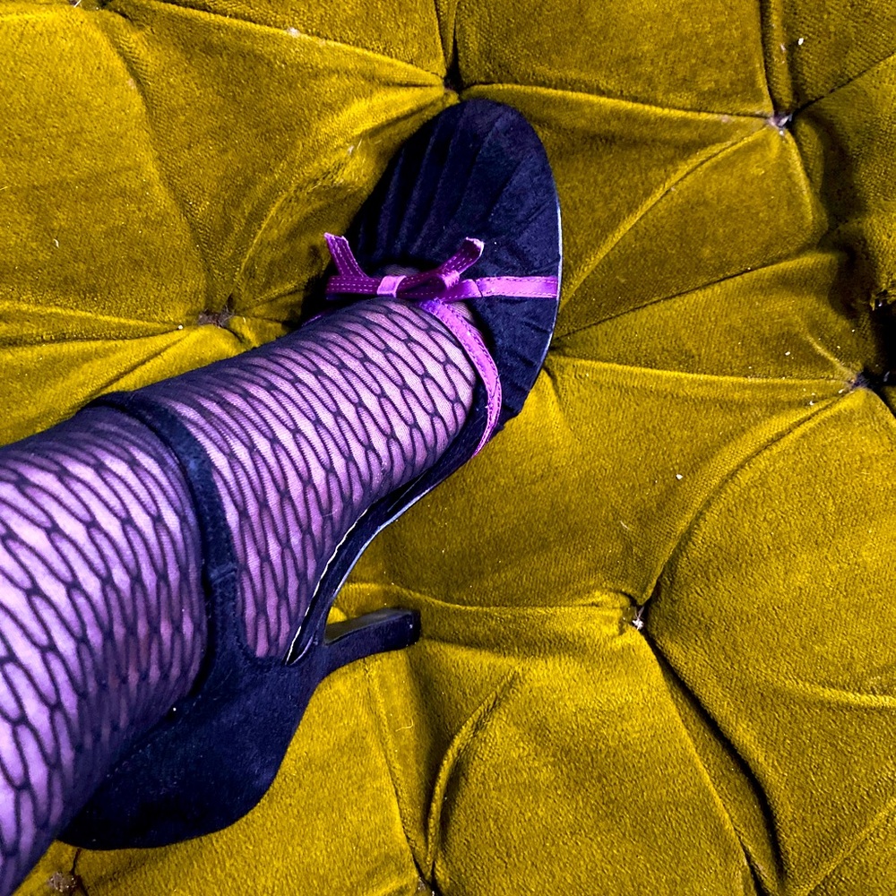 Ankle strap, retro black with purple trim heels. Size 10